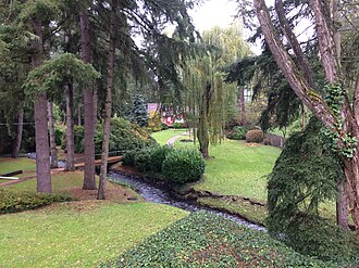 Thornton Creek, running from Olympic Hills into the adjacent Victory Heights neighborhood Thornton Creek at NE 125 St. in Seattle, 2016-10-29.jpg