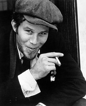 Tom Waits (1974–1975 reklamní fotka azylu - s cigaretou).jpg