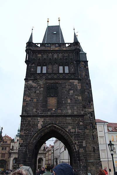 File:Tour gothique Pont Charles Prague 7.jpg