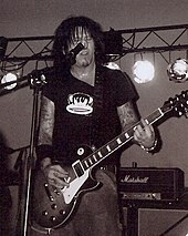 Guns live in 2006 Traciibw (cropped).jpg