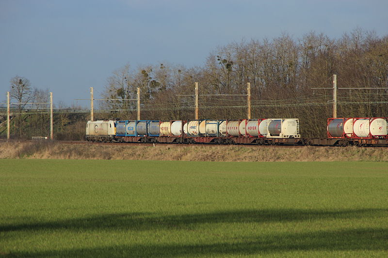 File:Train de marchandise sur la voie de chemin de fer à côté de la N20 au nord d'Orléans à l'entrée de Chevilly 1.jpg