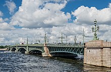 Drie-eenheidsbrug in Sint-Petersburg.jpg