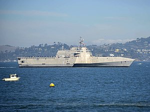 USS Manchester (LCS-14), 5 Ekim 2018'de (181005-N-GZ228-075) San Francisco Körfezi'nde seyrediyor.