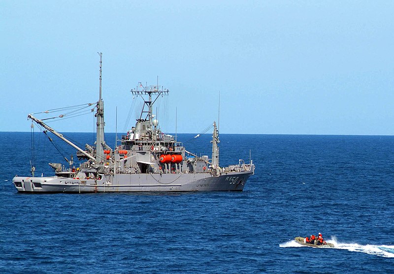 File:US Navy 050724-N-4772B-044 A rigid hull inflatable boat approaches the rescue and salvage ship USS Safeguard (ARS 50) in the Java Sea.jpg