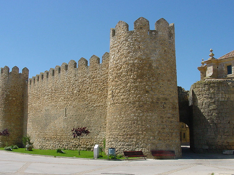 File:Urueña muralla4 lou.jpg