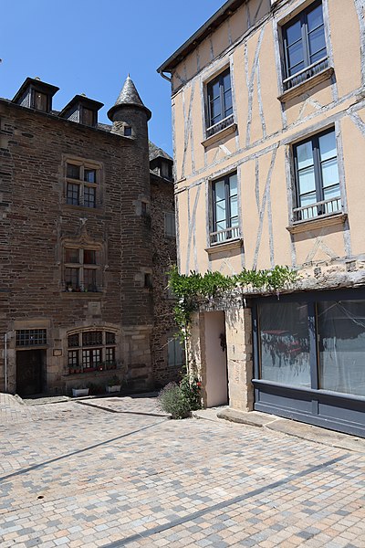 File:Uzerche (19) Maison Eyssartier.jpg