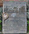 Bronzetafel auf dem Friedhof von Velpke am Ort der Kindergräber