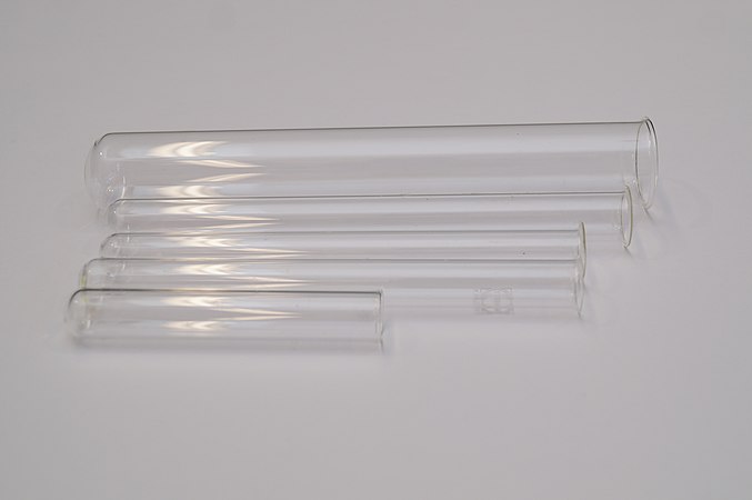 Reagenzgläser gibt es in verschiedenen Größen und aus verschiedenen Glasarten. In der Schule nutzen wir meist welche, mit einfachem und dünnem Glas, die zwar billig sind, aber leicht schmelzen und zerbrechen können.
