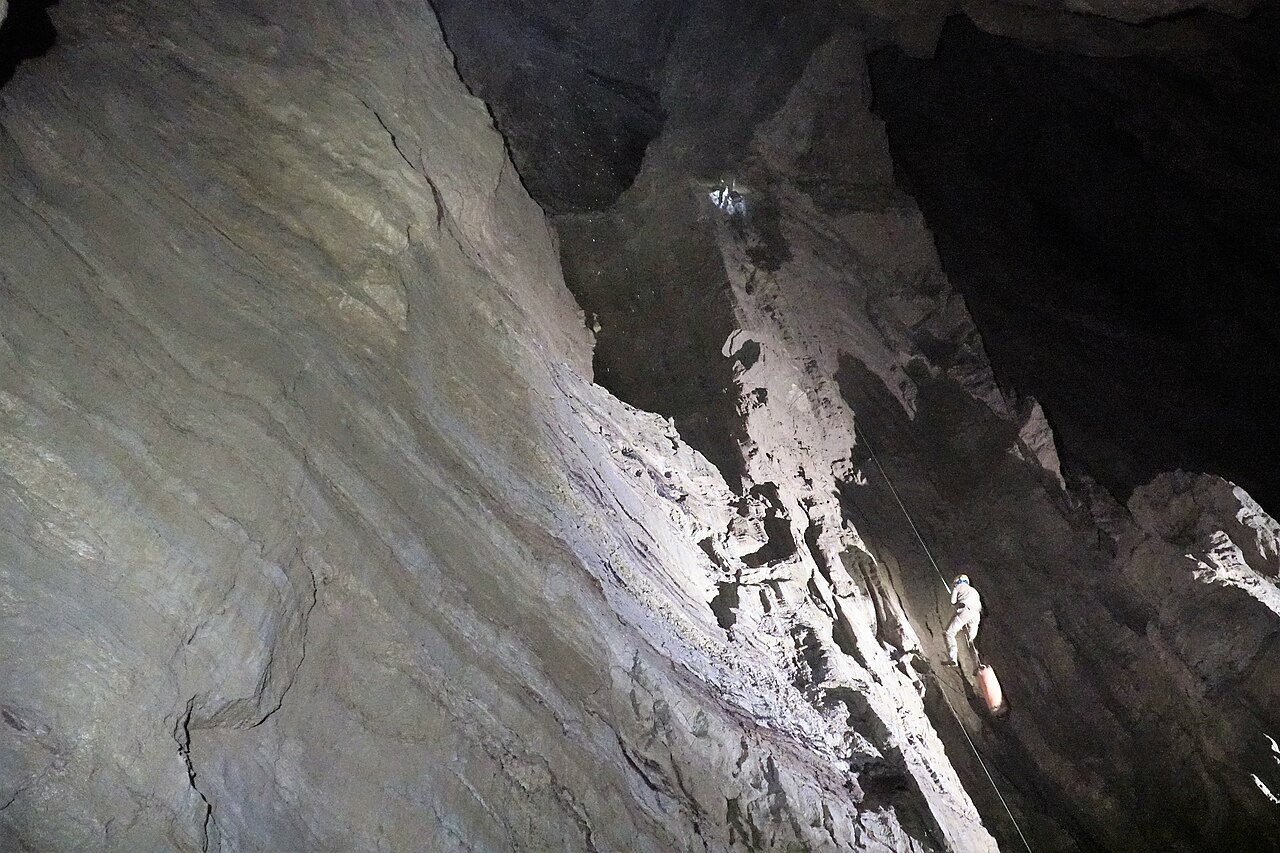 Le gouffre Veryovkina 1280px-Veryovkina_cave._Babatunda_pit