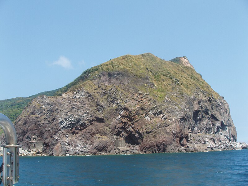 File:View of Gueishan Island from a yacht 03.jpg