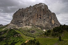 Vista del Sasslonch en las Dolomitas desde el municipio de Sëlva en Italia.