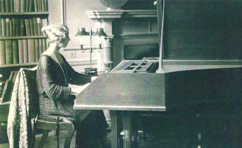 Plik:Violet Gordon Woodhouse circa 1900.jpg