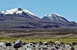 Вулкан Акотанго и Серро Капурата.jpg