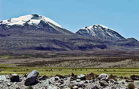 Volcan Acotango kaj Cerro Capurata.jpg