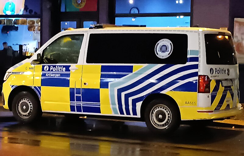 File:Volkswagen T6 - Politie Antwerpen (2023) (cropped).jpg