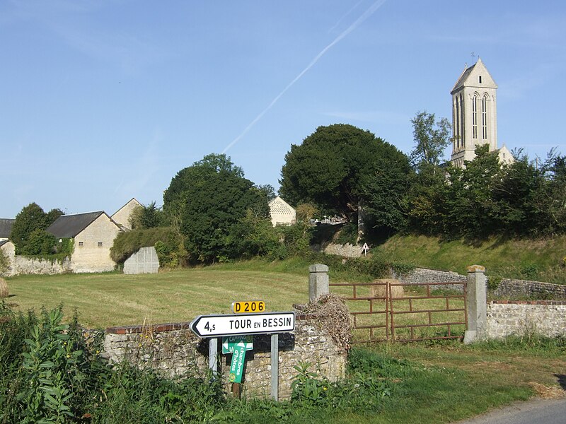 File:Vue d'ensemble de la Ferme de la Marguerie et l'Église Saint-Romain d'Étréham DSCF2663.JPG