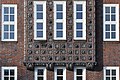 Deutsch: Fassadendetail an der Beruflichen Schule Am Lämmermarkt, Keramikplatten von Richard Kuöhl. This is a photograph of an architectural monument. It is on the list of cultural monuments of Hamburg, no. 1728