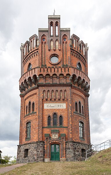 File:Wasserturm Schwerin Neumuehle-2.jpg