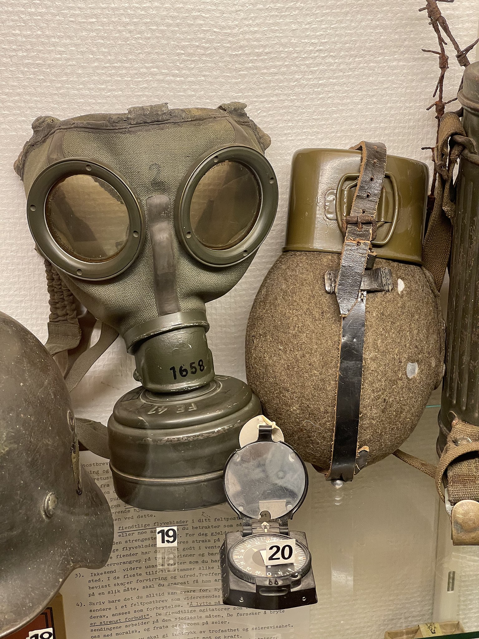 File:Wehrmacht Heer (WW2 Army) Gasmaske M30 G-Maske Gasschutzmaske mask) Feldflasche mit (canteen bottle) Bakelit Marschkompass (compass) etc. Hjemmefrontmuseet Rakkestad war Norway 2021-06-20 IMG 5710.jpg ...
