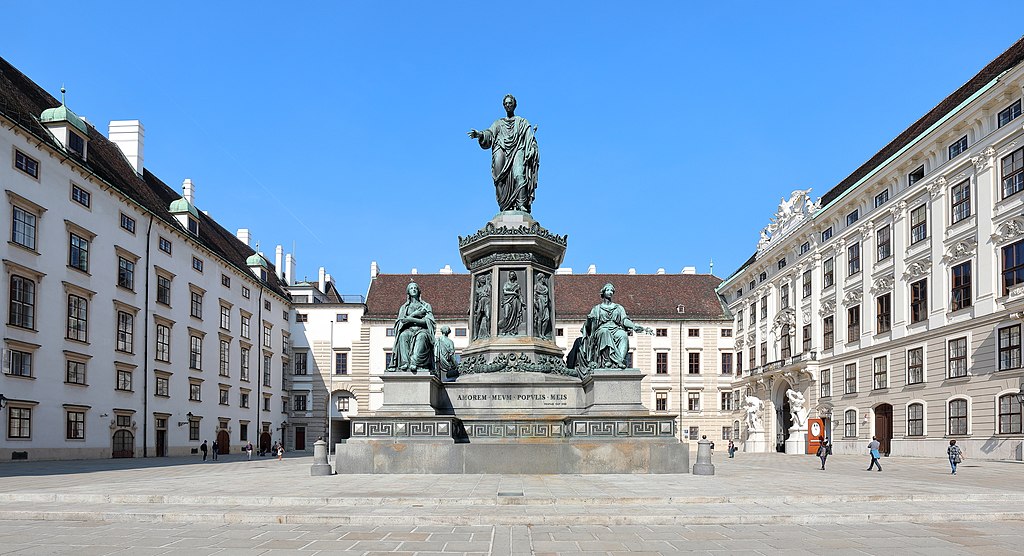 Innerer Burgplatz mit dem Denkmal für Kaiser Franz I. Blick nach Nordwesten; links der Leopoldinische Trakt, im Hintergrund die Amalienburg, rechts der Reichskanzleitrakt