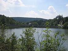 Blick über den Stausee zur Staumauerkrone