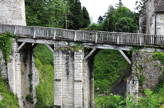 Wooden bridge, castle of Harcourt