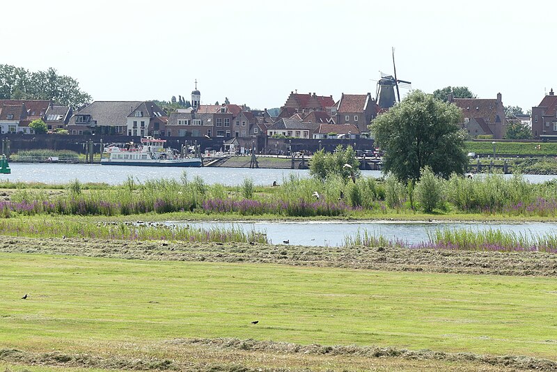 File:Woudrichem P1500235.jpg