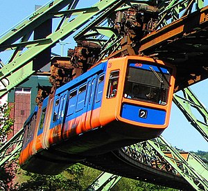 Wuppertaler Schwebebahn in Elberfeld.jpg