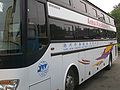An Bussen in der VR China laufen Schrif­ten oft Richtung Heck. Also an der linken Wagenseite von links nach rechts. (korrekt: „… Foreign Affairs …“)