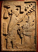 Unul dintre buiandrugurile Yaxchilan, cel de aici prezentând un ritual cu lăsare de sânge, realizat de regele Yaxchilan, și soția lui, Doamna K'ab'al Xook; 723–726; calcar; înălțime: 108 cm, lățime: 78 cm; British Museum