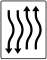 Zeichen 514–24 Verschwenkungs­tafel, kurze Verschwenkung – mit Gegenverkehr – nach rechts zweistreifig in Fahrtrichtung und zweistreifig in Gegenrichtung