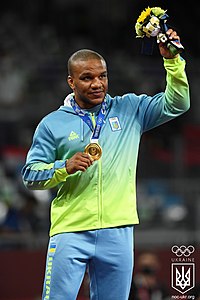 Zhan Beleniuk with his Olympic gold medal at Tokyo 2020.jpg