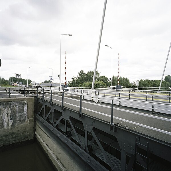 File:Zicht op de stalen ophaalbrug - Gouda - 20396247 - RCE.jpg