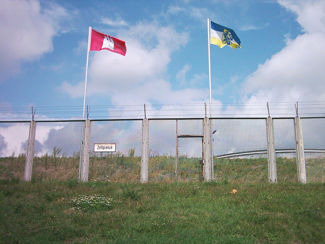 File:Zollgrenze Flaggen Hamburg-Veddel 04.jpg