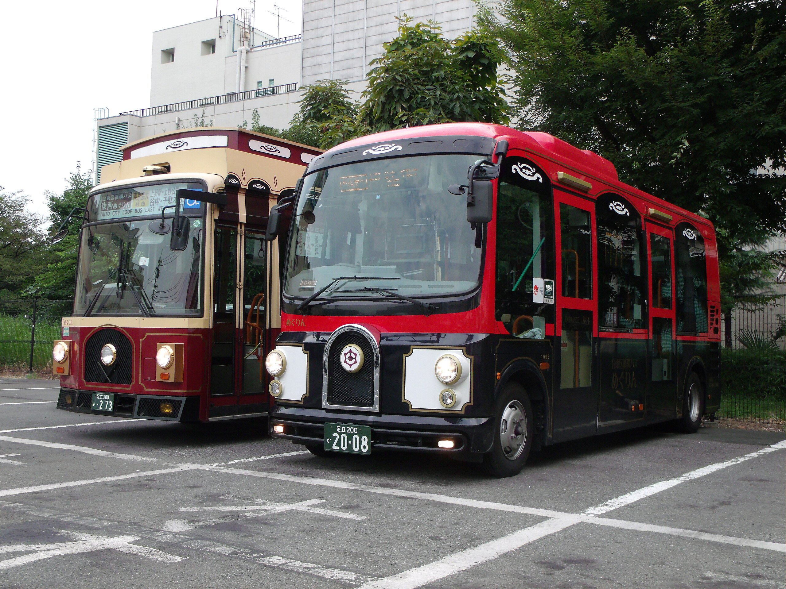 ファイル:東西めぐりん専用車（三菱・MJ）と共用車（日野