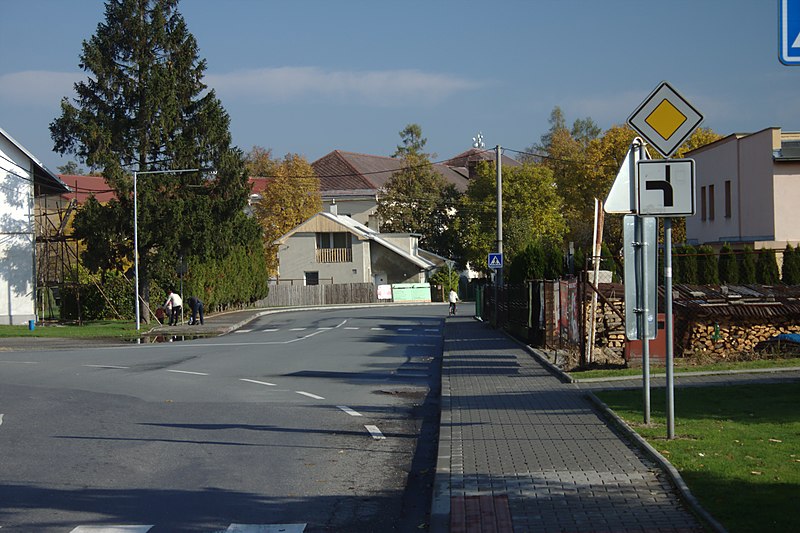 File:Štítina, odbočka.jpg