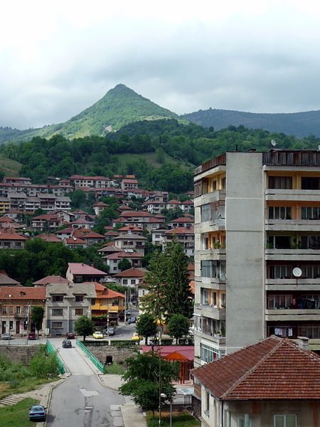 File:Град Тетевен-вр.Острич,Teteven city - panoramio.jpg