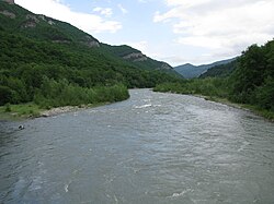 Widok z wiszącego mostu nad wsią Kirovsky