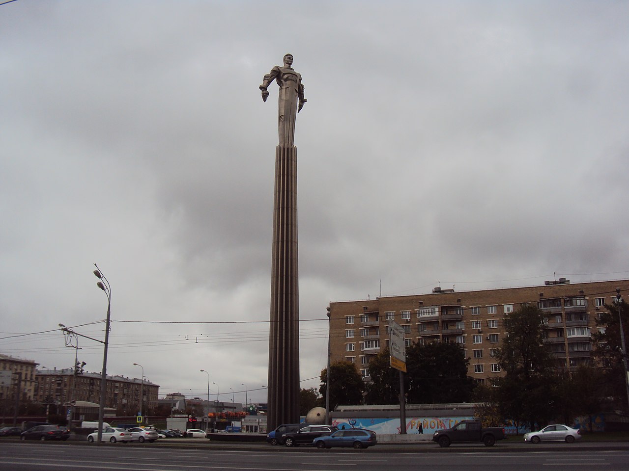 Памятник юрию гагарину в москве на ленинском проспекте