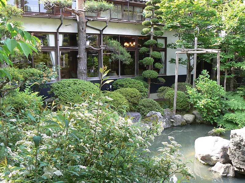 File:「花屋」中庭 - panoramio (1).jpg