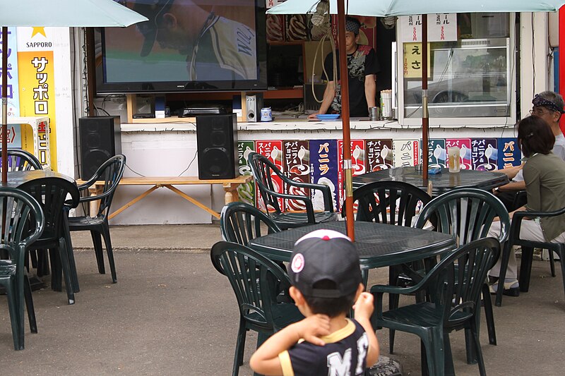 File:店の前にテレビ 日ハム戦中継 (4789774579).jpg