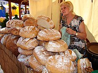 Bread stand in Sanok, Poland 07423 Jahrmarkt in Sanok am 17 Juli 2011.jpg