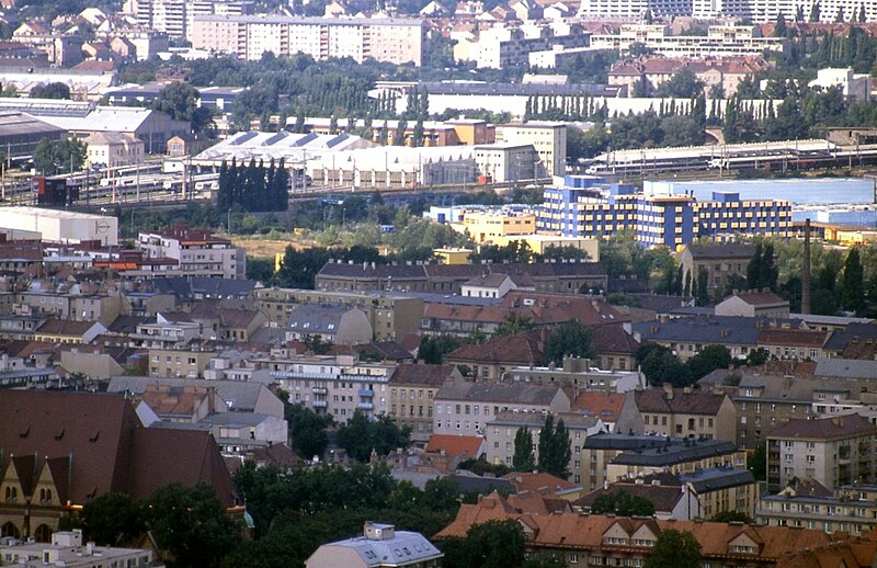 File:179L20270888 Blick vom Donauturm, Blick Richtung Bereich Bahnhof Floridsdorf, links Einfahrt in die Hauptwerkstätte Floridsdorf.jpg