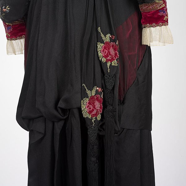 File:1912 French dress, black silk and panné velvet, beads, chenille and metallic embroidery 03.jpg