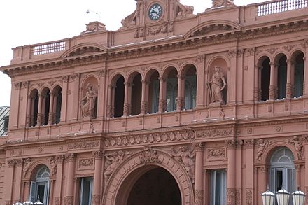 "Don't Cry for Me Argentina" was filmed at the Casa Rosada with 4,000 extras.