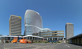 Het gebouw in aanbouw, met nog twee torens en een stuk van het laagbouwgedeelte van het vorige kantorencomplex (2011)