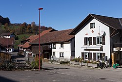 Schädigung eines Ortsbildes durch viele „Nadelstiche“. Ederswiler im Schweizer Jura