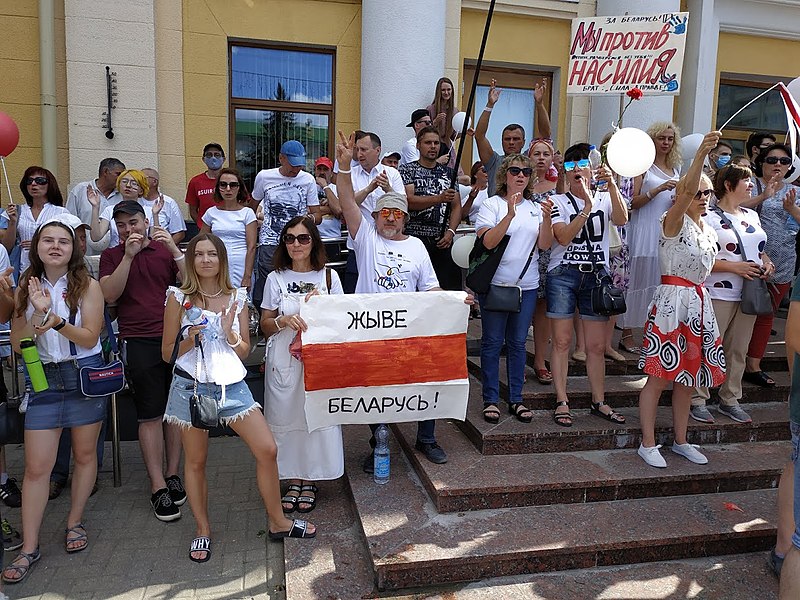 File:2020 Belarusian protests — Baranavichy, 16 August 11.jpg
