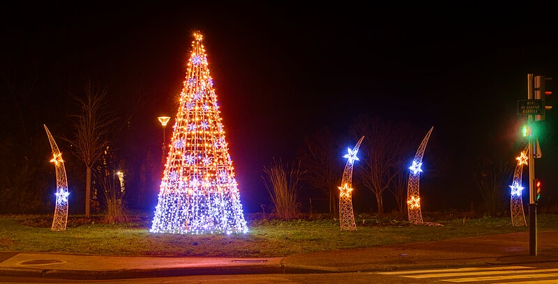 Lumières de Noël, à Belfort, en décembre 2023 800px-2023-12-06_18-39-11_LumNoel-Belfort