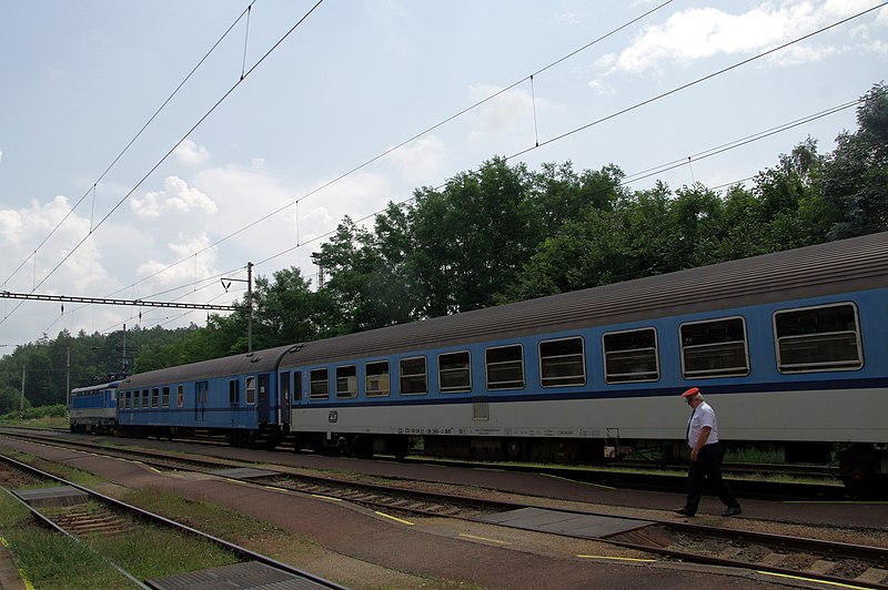 File:27.7.16 Hluboka to Purkarec 02 (28485997252).jpg